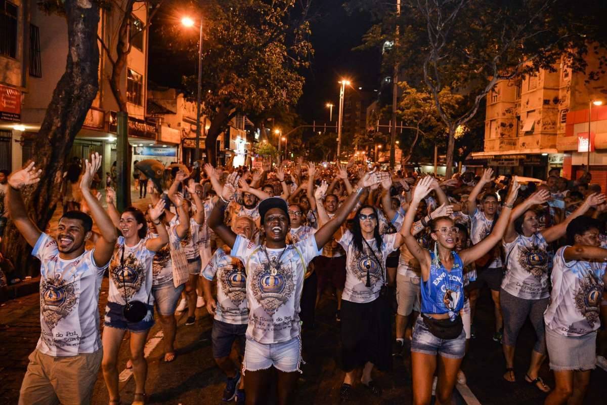 Componentes da Unidos de Vila Isabel durante o ensaio de rua