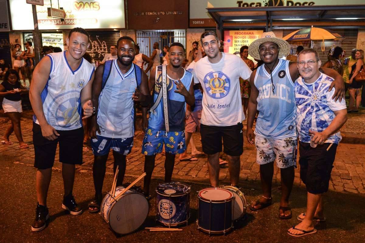 Componentes da Unidos de Vila Isabel durante o ensaio de rua