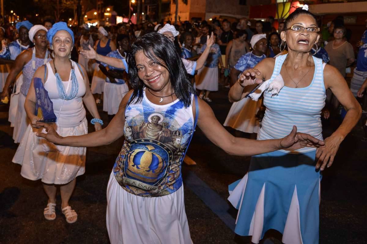 Componentes da Unidos de Vila Isabel durante o ensaio de rua