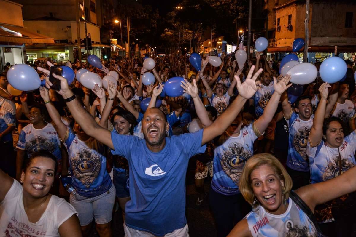 Componentes da Unidos de Vila Isabel durante o ensaio de rua