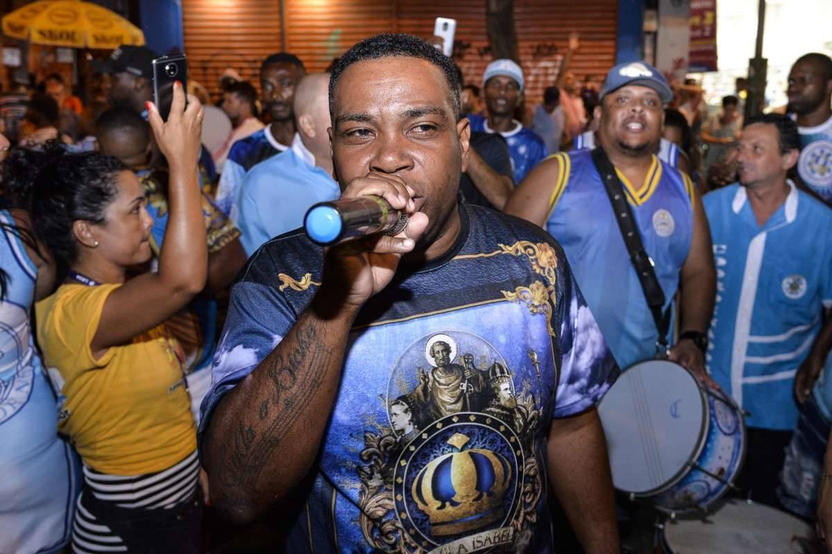 Componentes da Unidos de Vila Isabel durante o ensaio de rua