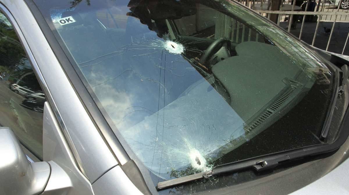 Daniel foi atingido por três tiros, disparados por bandidos que cercaram o carro onde estava com o pai