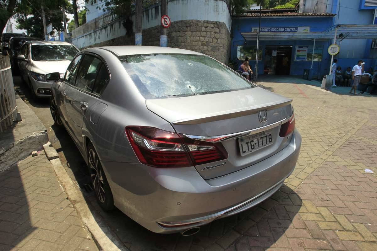 Rapaz é baleado na Niterói Manilha quando ia viajar com o pai. -  Estefan Radovicz / Agencia O Dia.           