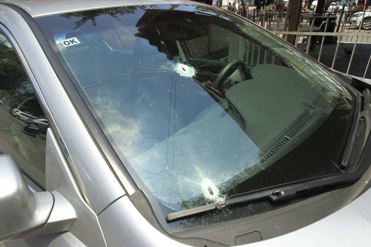 Rapaz  baleado na Niter&oacute;i Manilha quando ia viajar com o pai. Na foto, viatura da PRF no Hospital Alberto Torres, em S&atilde;o Gon&ccedil;alo. Na foto, o carro do pai do rapaz.    