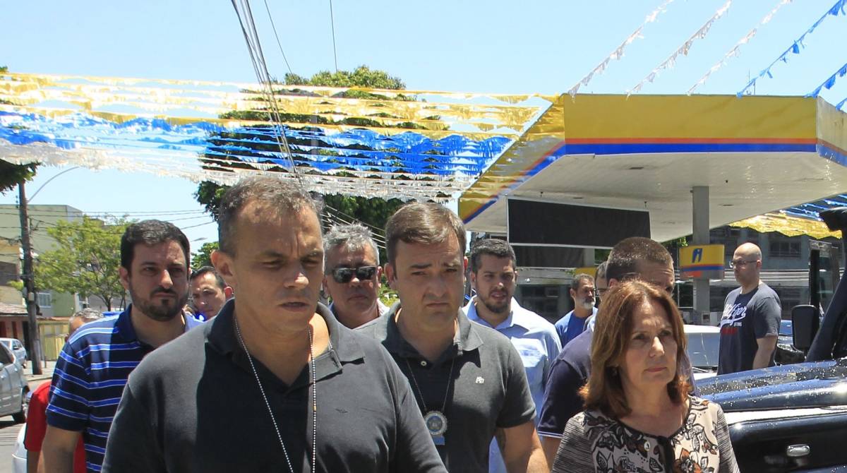 Blindado, o carro da deputada foi atingido por tiros na Penha - FOTOS Estefan Radovicz