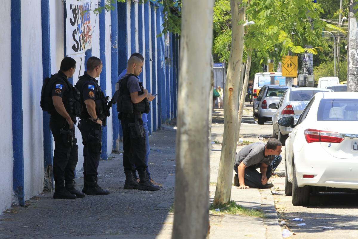Rio, 13/01/2019 - Carro da ex- delegada e deputada estadual Martha Rocha, é alvo de tiros na manhã deste domingo, 13, na Rua Belizário Pena, próximo à Avenida Brasil, no bairro da Penha, na Zona Norte do Rio.- Foto: Estefan Radovicz/Agência O Dia