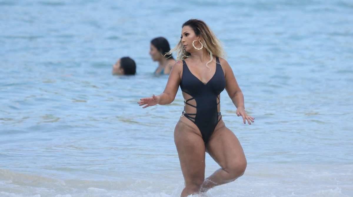 Valesca Popozuda na Praia de Grumari