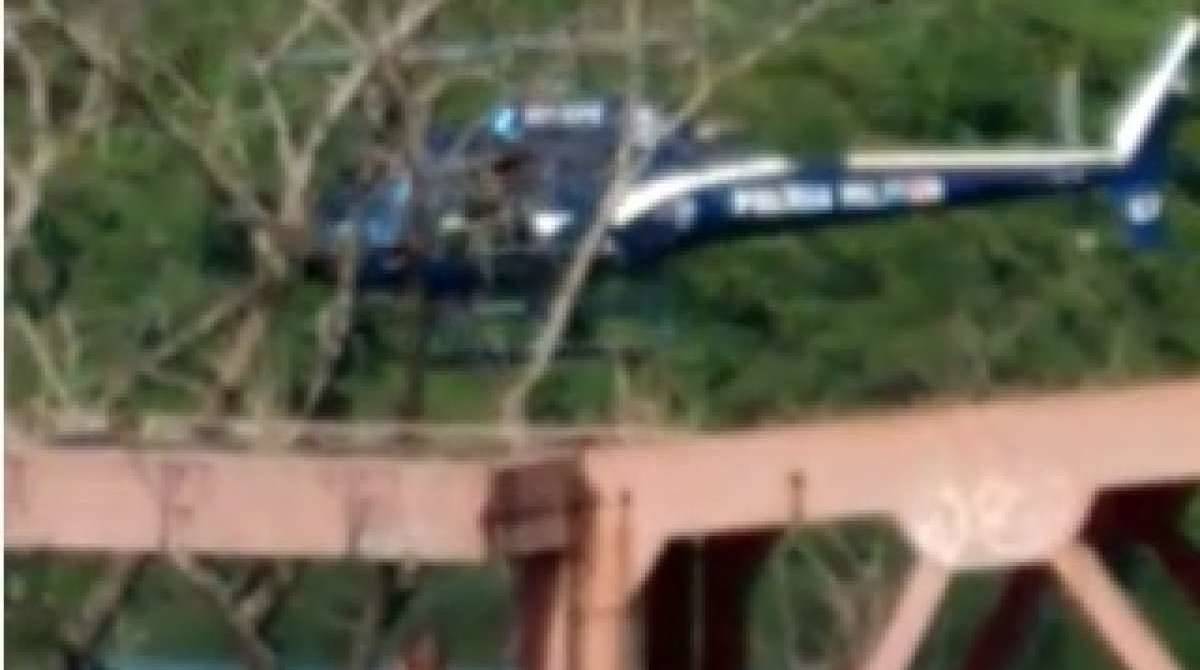 Helicóptero dá apoio à aeronave que caiu nas águas da Baía de Guanabara