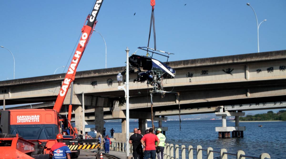 Rio de Janeiro 014/01/2019 - Retirada do helicoptero da Policia Militar que caiu nesta manha no Canal do Cunha na Baia de Guanabara.Foto: Fernanda Dias / Agencia O Dia.