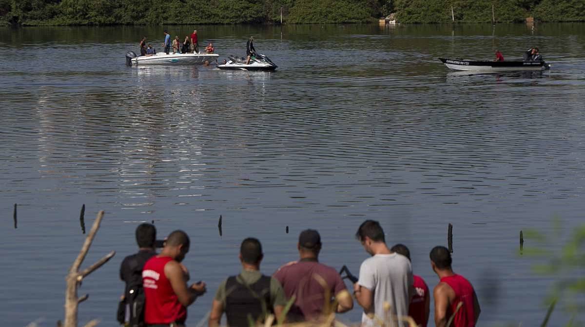 Bombeiros no Canal do Cunha, na Ba&iacute;a de Guanabara, altura da Ilha do Fund&atilde;o, onde helic&oacute;ptero da Pol&iacute;cia Militar com quatro tripulantes caiu na manh&atilde; desta segunda-feira