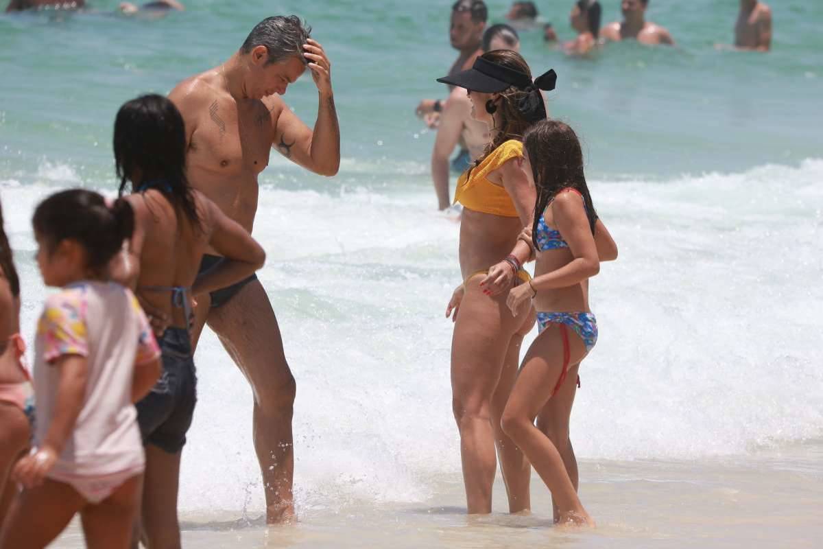 Flávia Alessandra e Otaviano Costa se divertem na Praia da Barra da Tijuca com a filha, Olívia