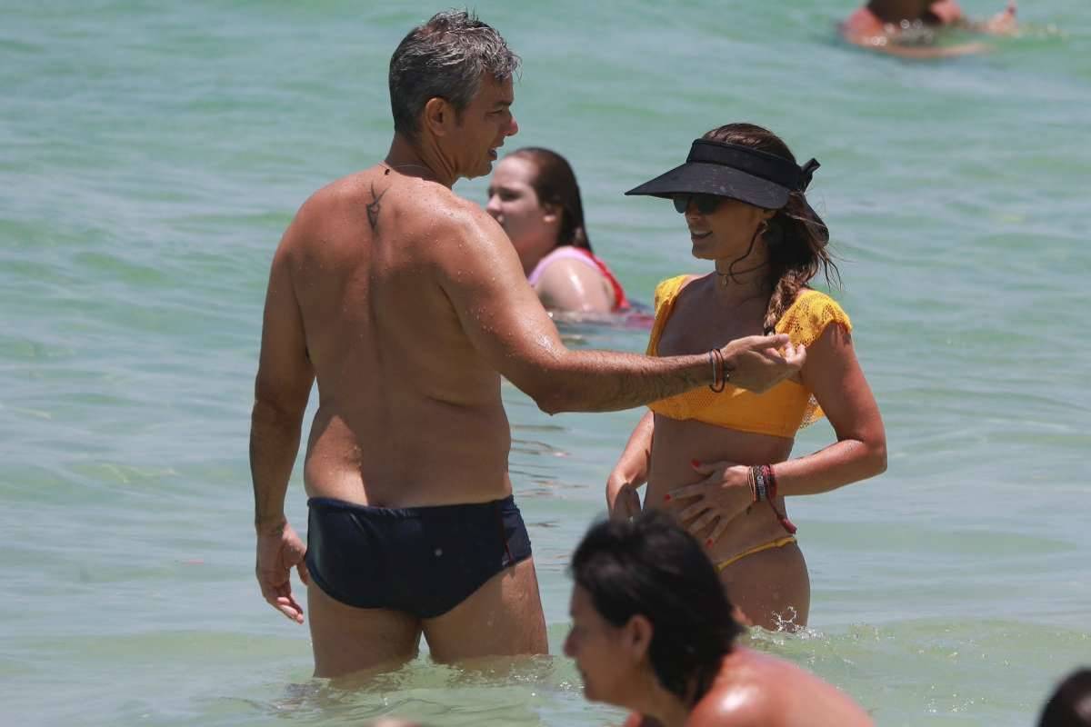 Flávia Alessandra e Otaviano Costa se divertem na Praia da Barra da Tijuca com a filha, Olívia