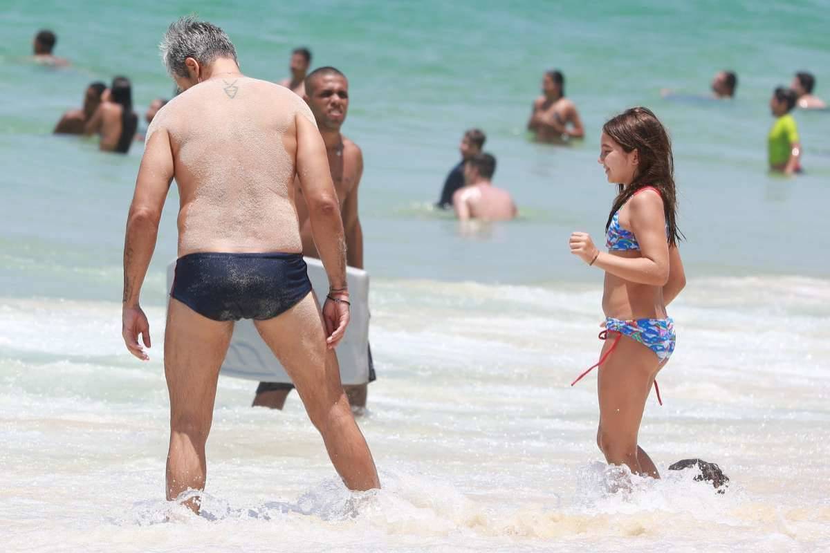 Flávia Alessandra exibe corpão em dia de praia com Otaviano e filha Celebridades O Dia