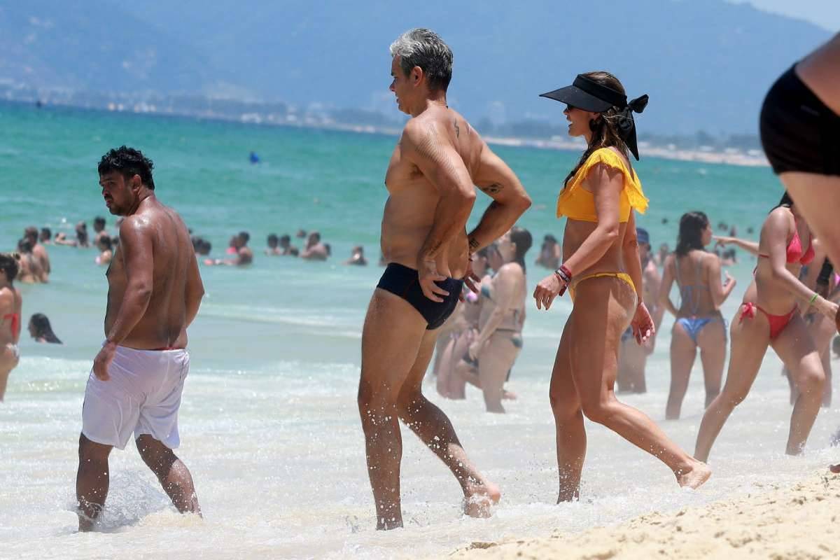 Flávia Alessandra curte dia de praia