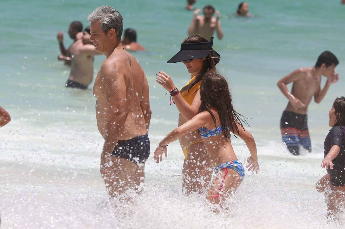 Flávia Alessandra e Otaviano Costa se divertem na Praia da Barra da Tijuca com a filha, Olívia