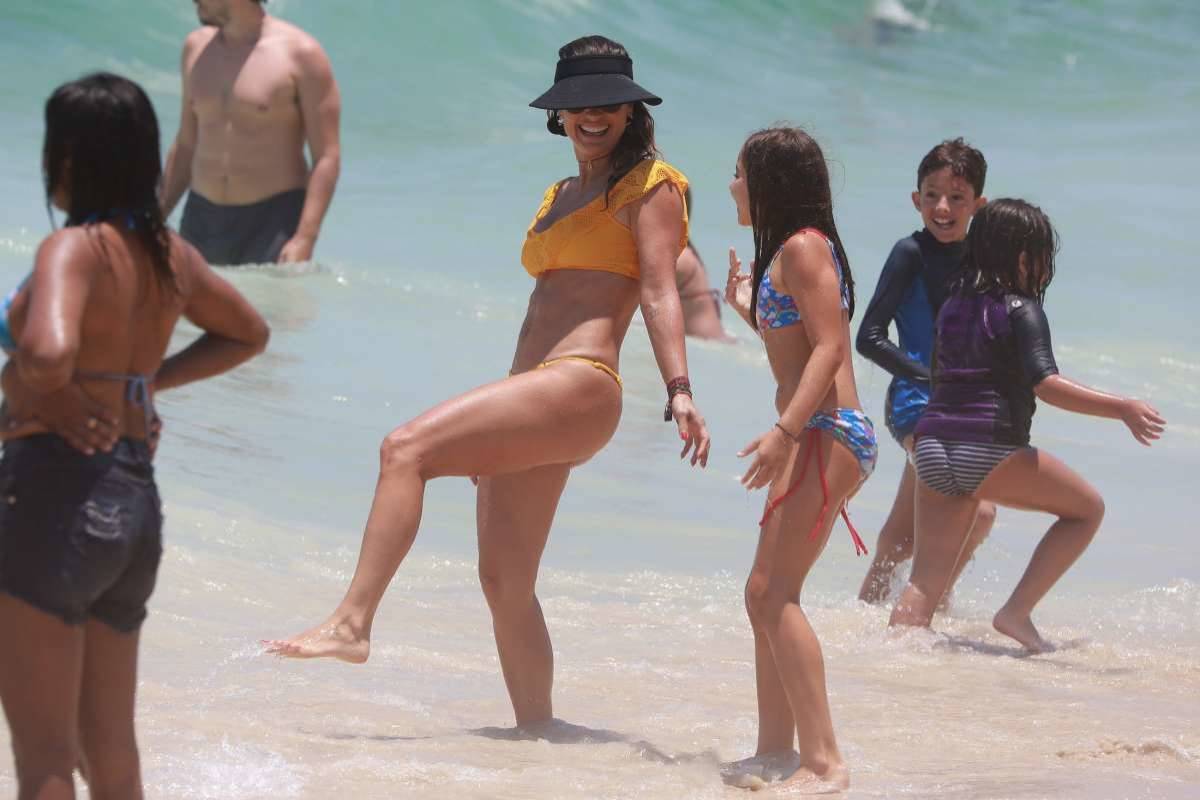 Flávia Alessandra e Otaviano Costa se divertem na Praia da Barra da Tijuca com a filha, Olívia