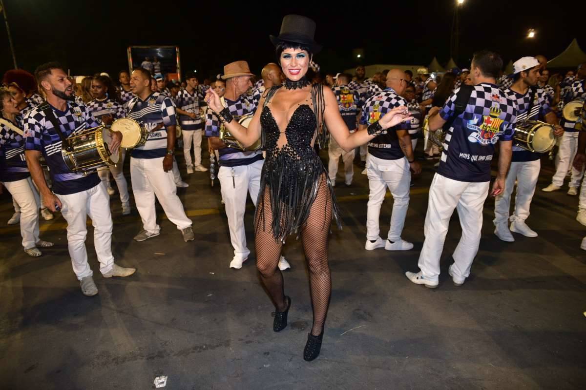 Lívia Andrade no ensaio técnico da Império de Casa Verde, no Sambódromo do Anhembi, em São Paulo