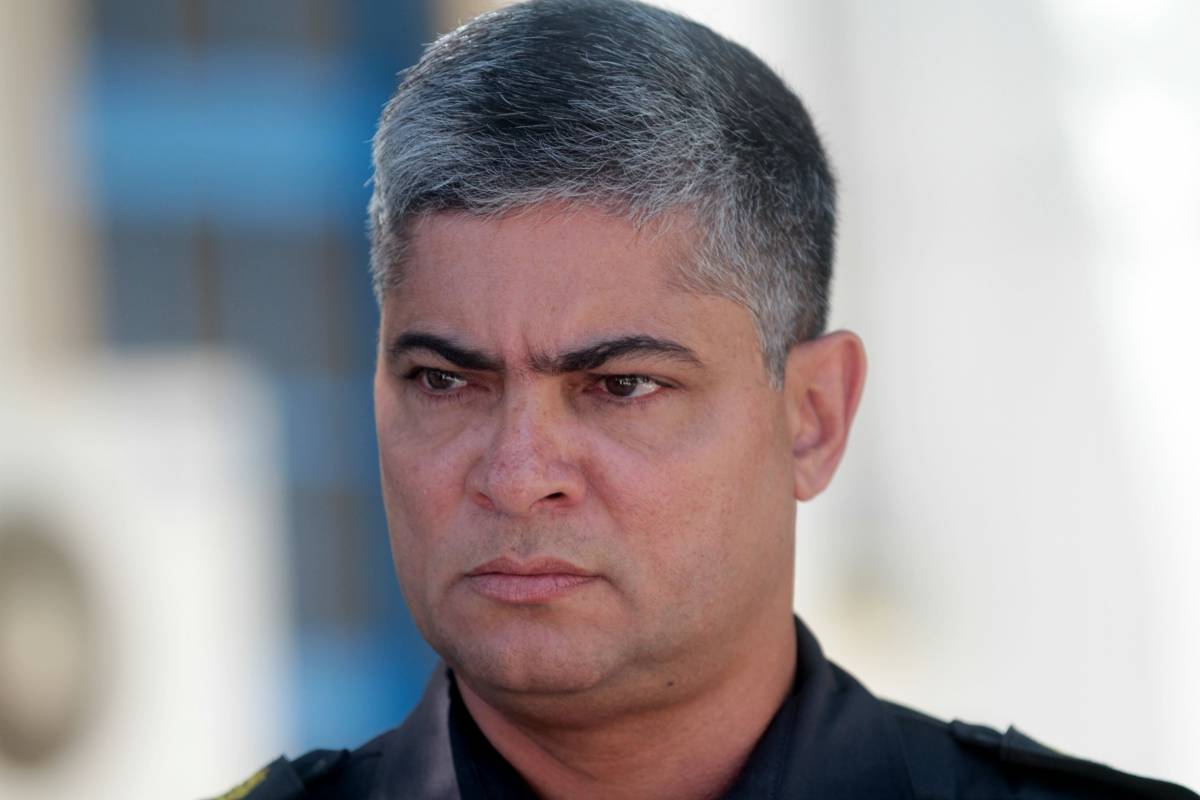 O coordenador de comunicação social da PM, coronel Mauro Fliess, falou à imprensa sobre a queda de um helicóptero da corporação na Baía de Guanabara na manhã desta segunda-feira - Fernanda Dias/Agencia O Dia