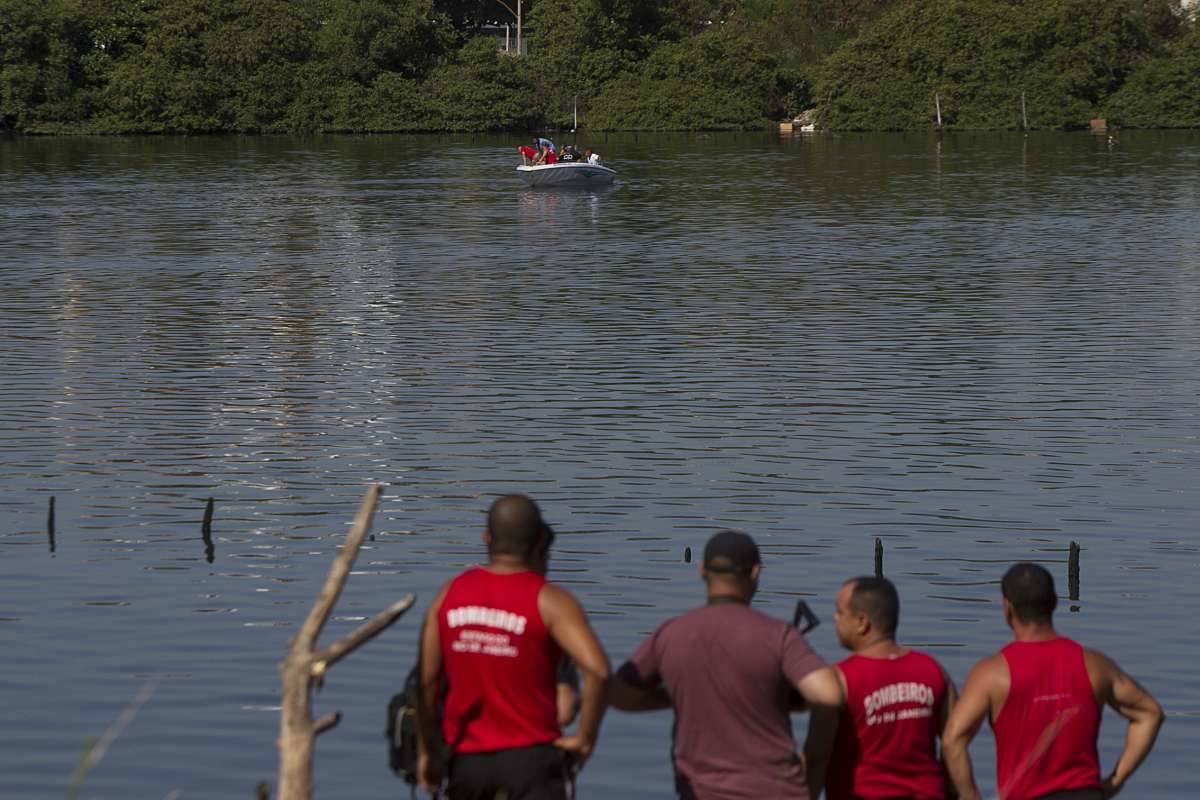 Rio, 14/01/2019 - Bombeiros no Canal do Cunha, na Ba&iacute;a de Guanabara, altura da Ilha do Fund&atilde;o, onde helic&oacute;ptero da Pol&iacute;cia Militar caiu na manh&atilde; desta segunda-feira, 14.  Havia quatro tripulantes na aeronave - Foto: Luciano Belford/Ag&ecirc;ncia O Dia