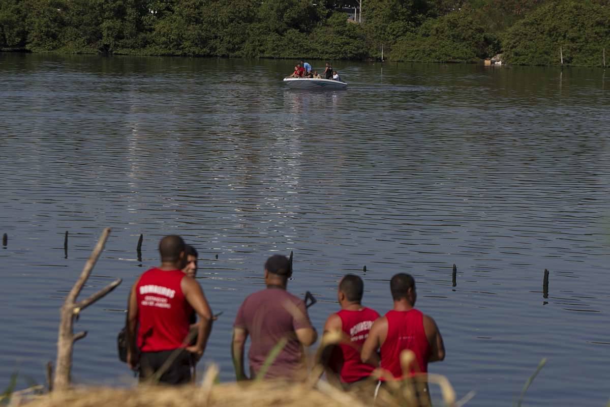 Rio, 14/01/2019 - Bombeiros no Canal do Cunha, na Baía de Guanabara, altura da Ilha do Fundão, onde helicóptero da Polícia Militar caiu na manhã desta segunda-feira, 14.  Havia quatro tripulantes na aeronave - Foto: Luciano Belford/Agência O Dia