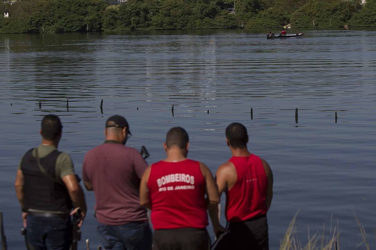 Bombeiros no Canal do Cunha, na Baía de Guanabara, altura da Ilha do Fundão, onde helicóptero da Polícia Militar caiu na manhã desta segunda-feira. Havia quatro policiais e um sargento acabou morrendo