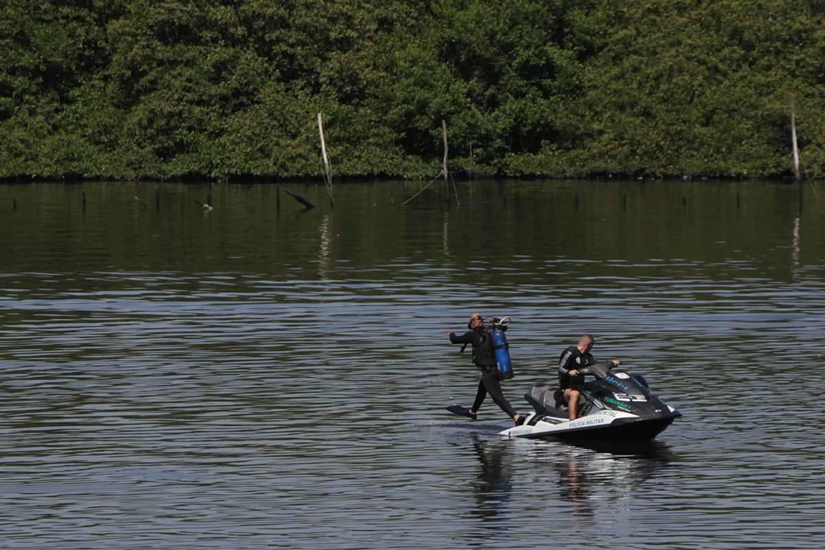 Rio, 14/01/2019 - Bombeiros no Canal do Cunha, na Ba&iacute;a de Guanabara, altura da Ilha do Fund&atilde;o, onde helic&oacute;ptero da Pol&iacute;cia Militar caiu na manh&atilde; desta segunda-feira, 14.  Havia quatro tripulantes na aeronave - Foto: Luciano Belford/Ag&ecirc;ncia O Dia