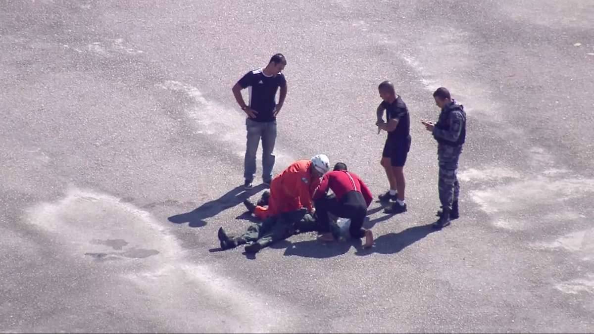 Um dos tripulantes do helicóptero do Grupamento Aeromóvel, que caiu na Baía de Guanabara nesta segunda-feira, precisou ser reanimado por cerca de vinte minutos