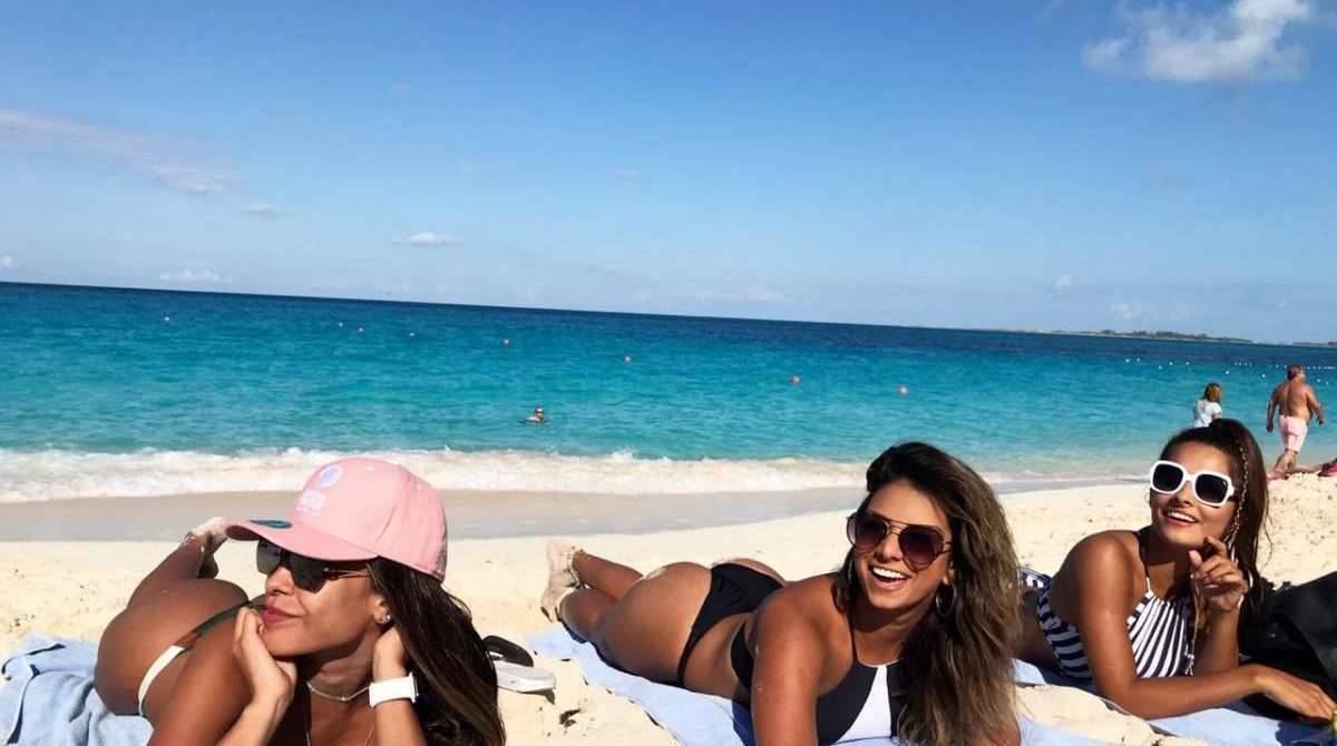 Bailarinas reunidas durante viagem de férias