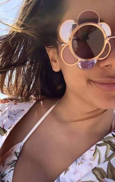 Anitta usa óculos de R$ 2.354 em praia do Rio