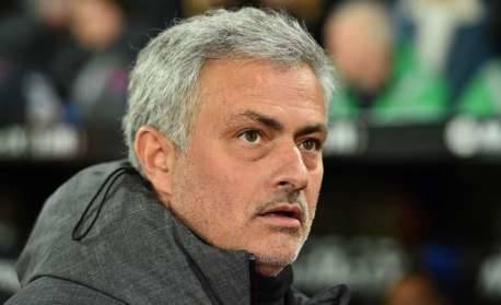 Em protesto contra o VAR, Mourinho coloca o laptop em frente de câmera e leva amarelo