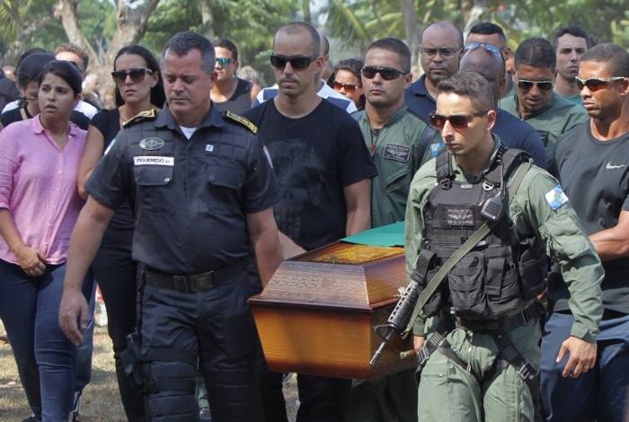 Fardado, o secretário da PM, coronel Rogério Figueiredo (E), carregou o caixão do sargento Queiroz 