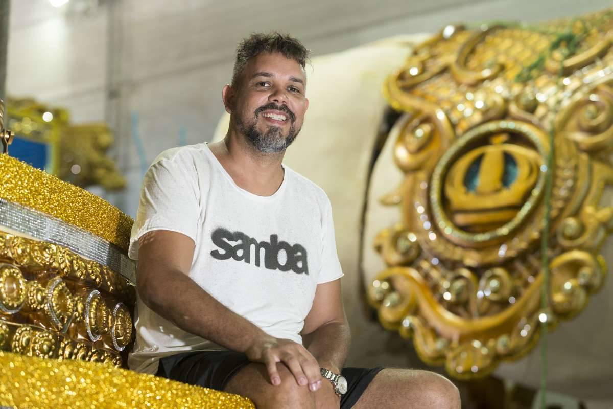 Pouco Princesa No Jogo Da Coroa Com Seu Castelo Do Cartão Emoção