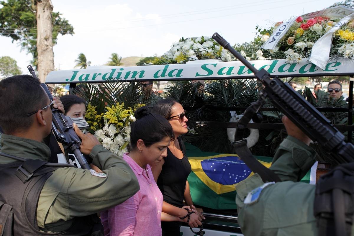 Rio, 15/01/2019 - Foi sepultado no cemit&eacute;rio do Jardim da Saudade em SULACAP na tarde desta ter&ccedil;a-feira (15), o Corpo do sargento Felipe Marques Queiroz, o Militar foi v&iacute;tima da queda do helic&oacute;ptero do Grupamento Aerom&oacute;vel (GAM) a aeronave caiu no Canal do Cunha, na Ba&iacute;a de Guanabara na manh&atilde; desta segunda-feira. - Foto: Luciano Belford/Ag&ecirc;ncia O Dia