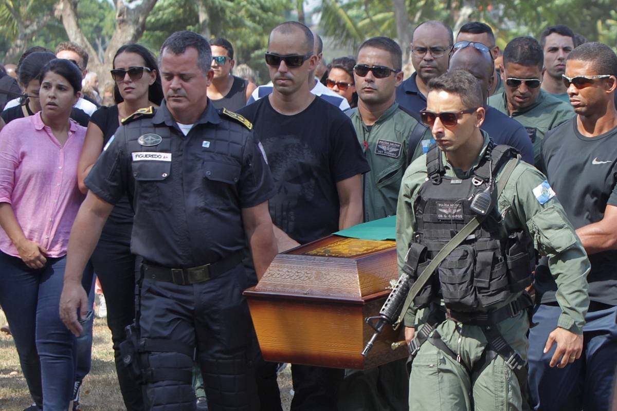 Rio, 15/01/2019 - Foi sepultado no cemit&eacute;rio do Jardim da Saudade em SULACAP na tarde desta ter&ccedil;a-feira (15), o Corpo do sargento Felipe Marques Queiroz, o Militar foi v&iacute;tima da queda do helic&oacute;ptero do Grupamento Aerom&oacute;vel (GAM) a aeronave caiu no Canal do Cunha, na Ba&iacute;a de Guanabara na manh&atilde; desta segunda-feira. - Foto: Luciano Belford/Ag&ecirc;ncia O Dia