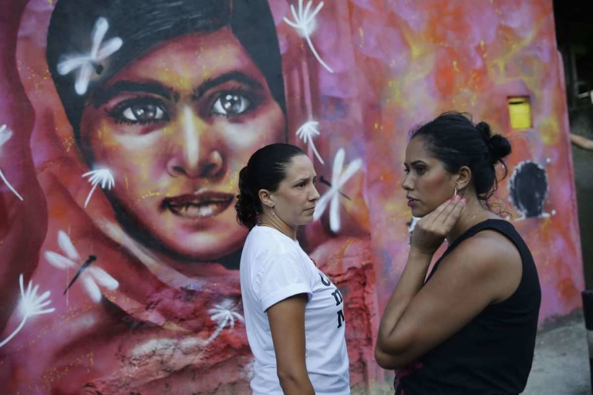 A viúva de Marielle Franco, Mônica Benício, refaz Grafite em homenagem a Marielle feito por Malala Yousafzai na comunidade Tavares Bastos