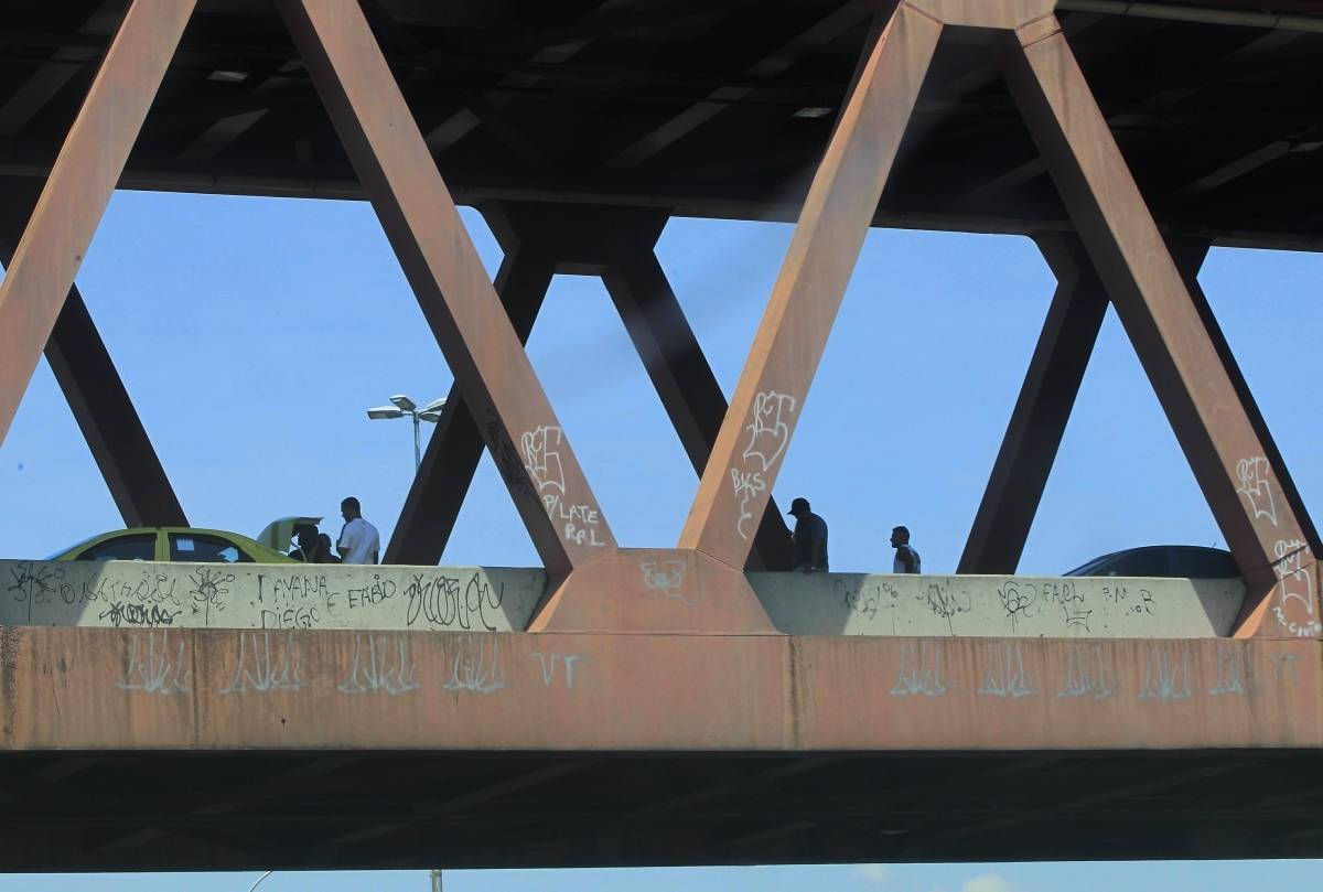 Tiroteio na Linha Vermelha força motoristas a esperar em cima do vão central da via que leva até o Caju.