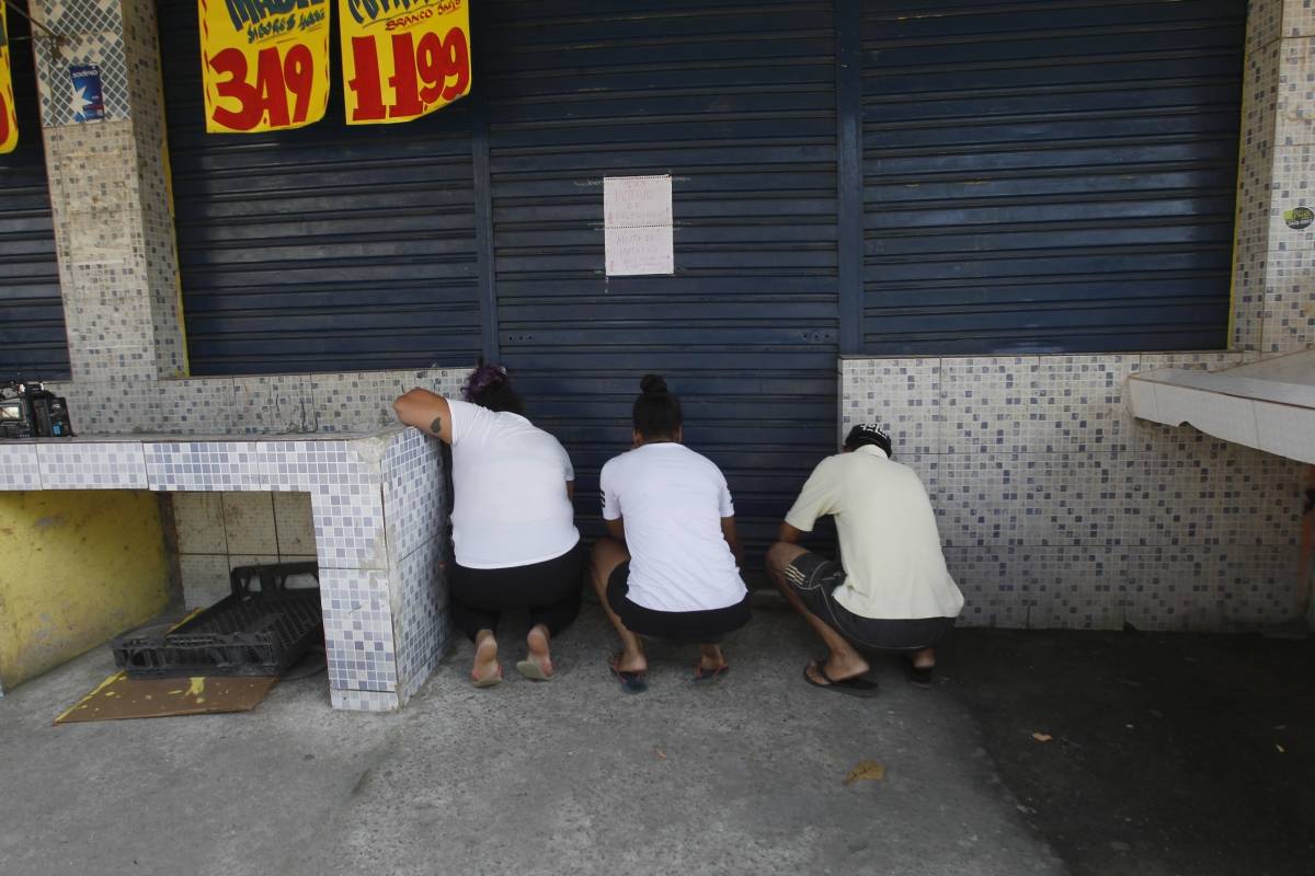 Rio, 16/01/2019 - Amigos acendem velas  na porta do supermercado onde Matheus dos Santos Lessa, 22 anos morreu baleado quando tentava defender a m&atilde;e de bandidos, durante assalto ao estabelecimento de sua fam&iacute;lia, em Guaratiba, na Zona Oeste do Rio  - Foto: Severino Silva/Ag&ecirc;ncia O Dia
