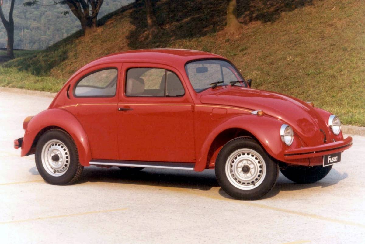 A pedido do presidente Itamar Franco, a Volkswagen volta a produzir o Fusca. A medida seria uma alternativa para colocar a indústria de volta nos eixos. Três anos depois, mais uma vez, o queridinho do Brasil deixa de ser produzido pela segunda vez. 