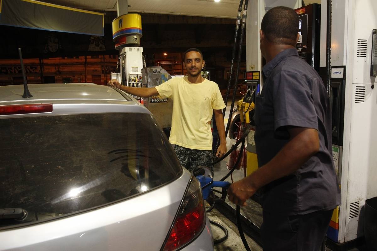 2019-01-16 - Postos de combustivel com e sem bandeira disputam preferencia dos clientes. Na imagem, o motorista Daniel Vasconcelos (E) opina sobre o assunto. Foto de Alexandre Brum / Ag. O Dia - ECONOMIA CIDADE DESENVOLVIMENTO COMBUSTIVEL VEICULOS CARRO ABASTECIMENTO POSTOS GASOLINA ETANOL GNV TANQUE