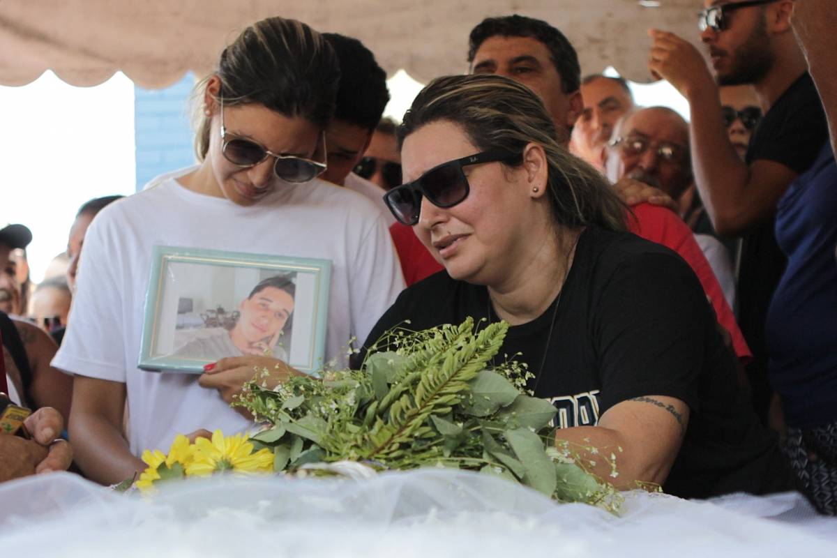 Rio, 17/01/2019 - Familiares e amigos comparecem ao sepultamento de Matheus dos Santos Lessa, de 22 anos, no Cemit&eacute;rio de Campo Grande, Zona Oeste do Rio, na tarde desta quinta-feira (17). O jovem foi morto por assaltantes, em luta com os criminosos armados para defender a m&atilde;e durante uma tentativa de assalto ao mercado da fam&iacute;lia em Guaratiba, na Zona Oeste, na noite desta &uacute;ltima ter&ccedil;a-feira.