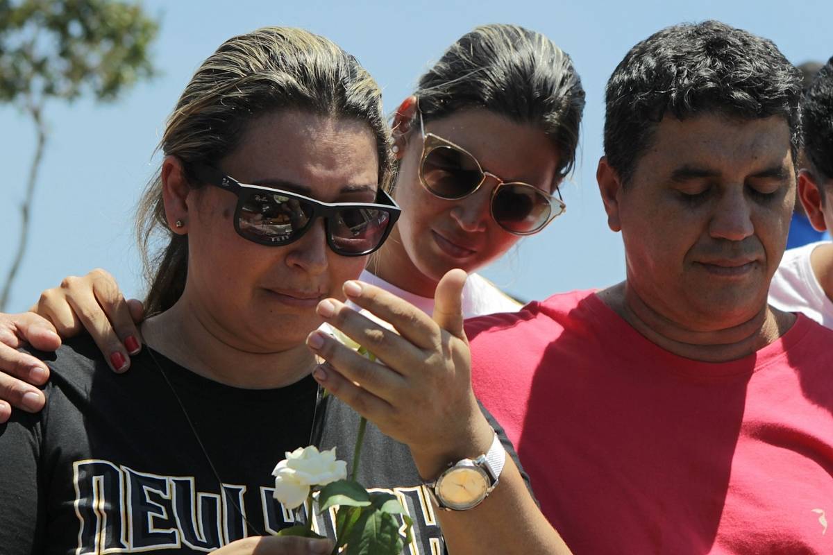 Rio, 17/01/2019 - Familiares e amigos comparecem ao sepultamento de Matheus dos Santos Lessa, de 22 anos, no Cemit&eacute;rio de Campo Grande, Zona Oeste do Rio, na tarde desta quinta-feira (17). O jovem foi morto por assaltantes, em luta com os criminosos armados para defender a m&atilde;e durante uma tentativa de assalto ao mercado da fam&iacute;lia em Guaratiba, na Zona Oeste, na noite desta &uacute;ltima ter&ccedil;a-feira.