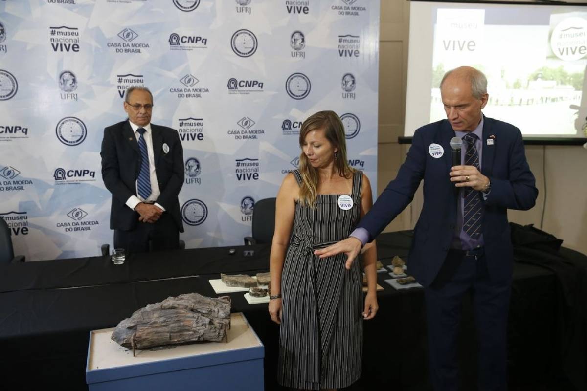 O diretor do Museu Nacional da UFRJ, Alexander Kellner, e a paleontóloga Juliana Sayão na exposição 'Quando Nem Tudo era Gelo'