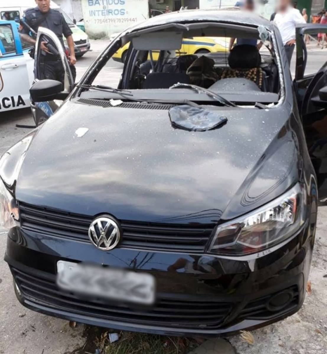 Carro em que bandidos ficaram ficou bastante danificado - Reprodução / Internet