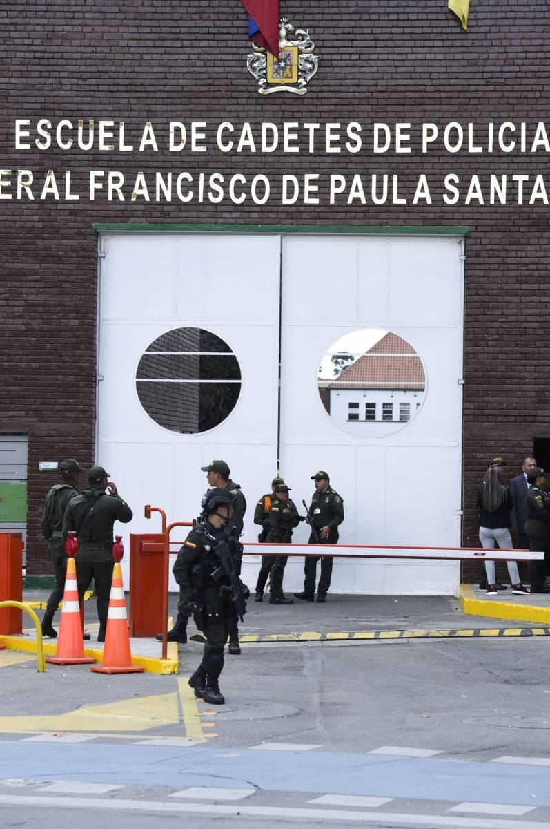 As forças de segurança montam guarda em frente à escola de treinamento de cadetes da polícia em Bogotá