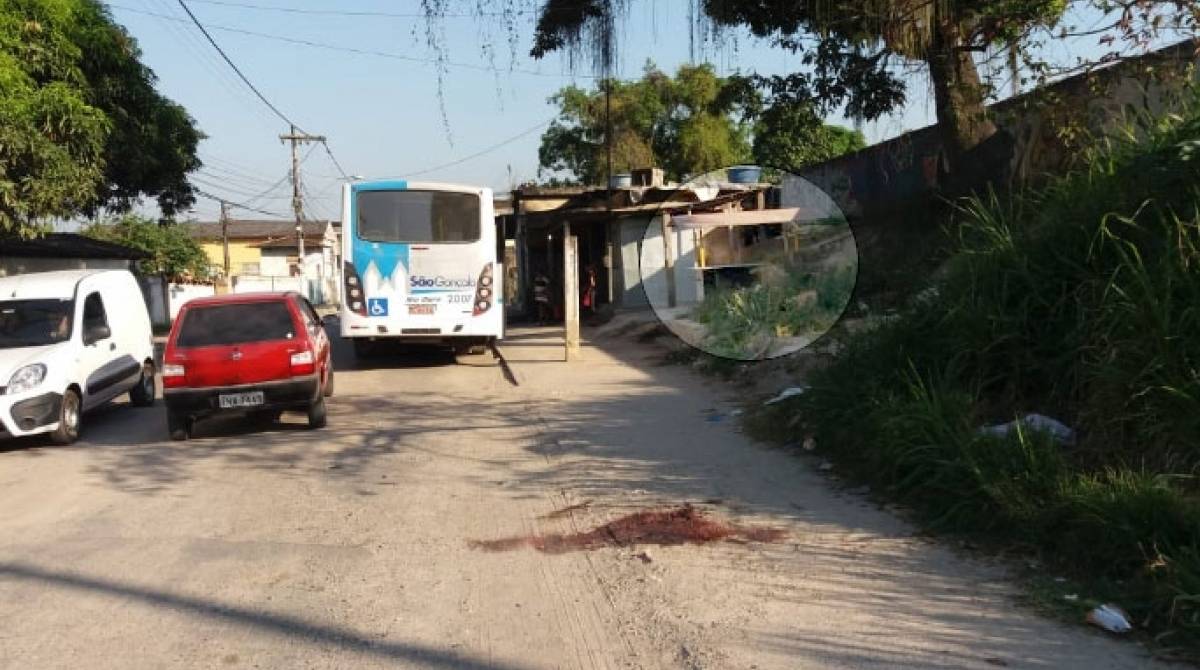 Sangue do PM morto ainda est&aacute; na Estrada da Concei&ccedil;&atilde;o. Ao fundo (em destaque), a barraquinha onde policial comia com a m&atilde;e cachorro-quente quando foi executado