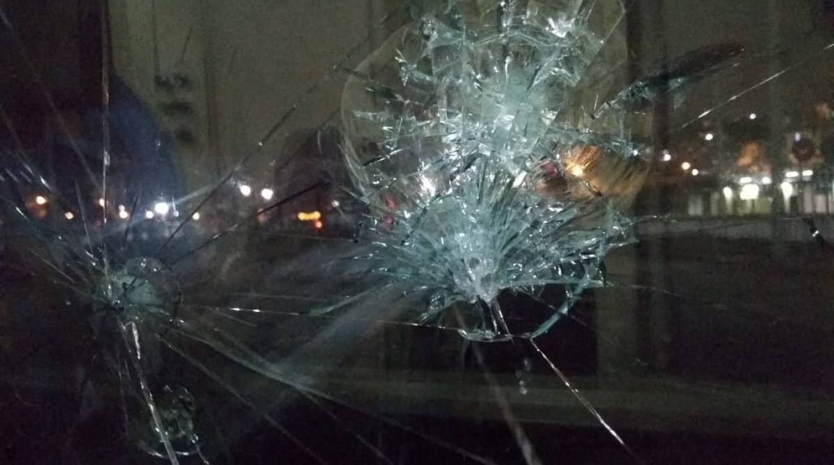 Para-brisa da Supervia atingido por pedra