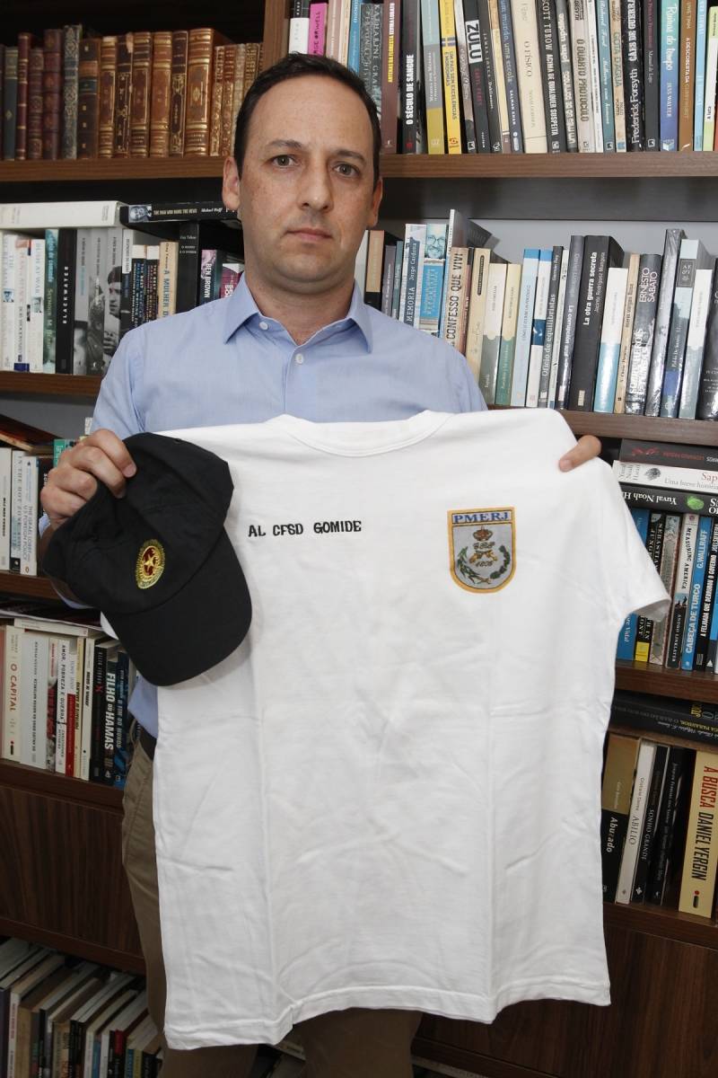 2019-01-18 - Entrevista com o premiado jornalista Raphael Gomide sobre o livro-reportagem "O infiltrado" que relata sua experi&ecirc;ncia como recruta na Policia Militar do Estado do Rio de Janeiro, onde fez um mergulho no cora&ccedil;&atilde;o da corpora&ccedil;&atilde;o para descobrir e entender como pensam os policiais da PM carioca. Na imagem, o rep&oacute;rter fala sobre o assunto. Foto de Alexandre Brum / Ag&ecirc;ncia O Dia - CIDADE POLICIA POLITICA LITERATURA ARTE CULTURA PESQUISA ESTADO CORPORA&Ccedil;&Atilde;O PMERJ PRA&Ccedil;A SOLDADO AGENTES LEI JUSTI&Ccedil;A VIOL&Ecirc;NCIA DRAMA