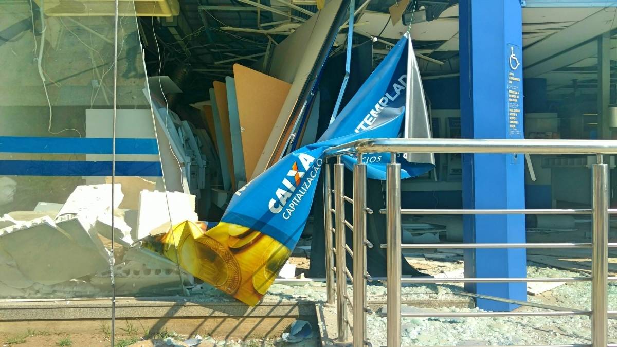 2019-01-18 - AG&Ecirc;NCIA DE NOT&Iacute;CIAS/PARCEIRO - Bandidos explodem caixa eletr&ocirc;nico dentro de uma ag&ecirc;ncia da Caixa Econ&ocirc;mica Federal na madrugada desta sexta-feira (18), em Angra dos Reis, na Costa Verde do Rio de Janeiro. Foto: Almir Lima/Parceiro/Ag&ecirc;ncia O Dia