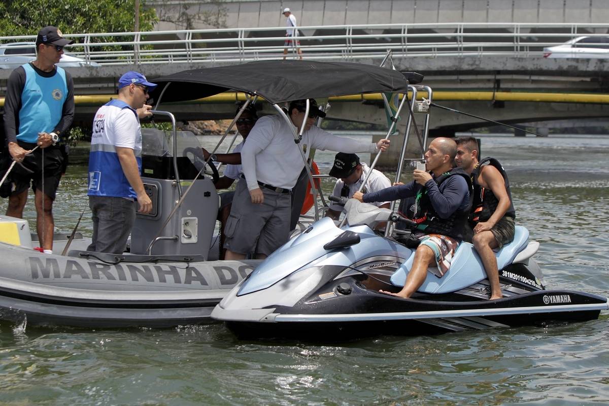 Rio de Janeiro 19/01/2019 - Come&ccedil;ou neste s&aacute;bado a Opera&ccedil;&atilde;o Lei Seca Mar&iacute;tima, em parceria com a Capitania dos Portos. O objetivo da a&ccedil;&atilde;o, que &eacute; in&eacute;dita no pa&iacute;s, &eacute; prevenir acidentes no mar causados pela combina&ccedil;&atilde;o de bebida e dire&ccedil;&atilde;o. Na foto acima o Alexandre magno funcion&aacute;rio publico. Foto: Luciano Belford/Ag&ecirc;ncia O Dia