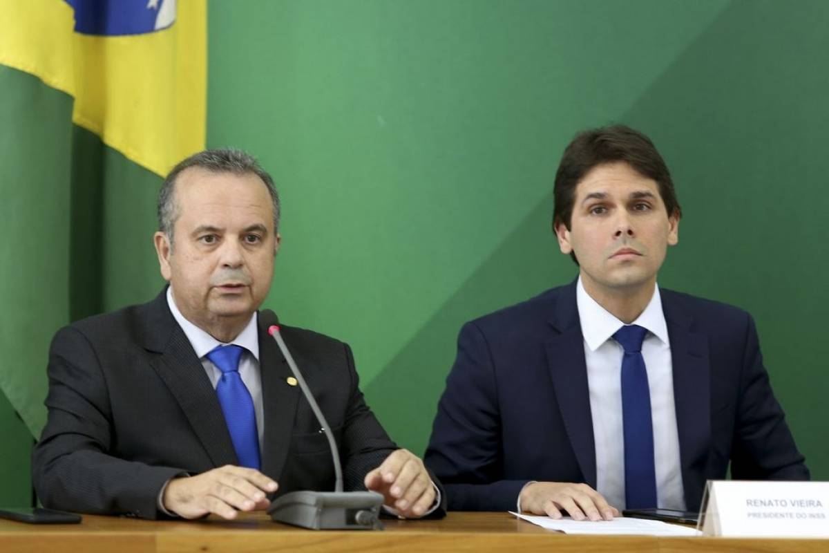 O secret&aacute;rio de Previd&ecirc;ncia do Minist&eacute;rio da Economia, Rog&eacute;rio Marinho, e o presidente do INSS, Renato Rodrigues